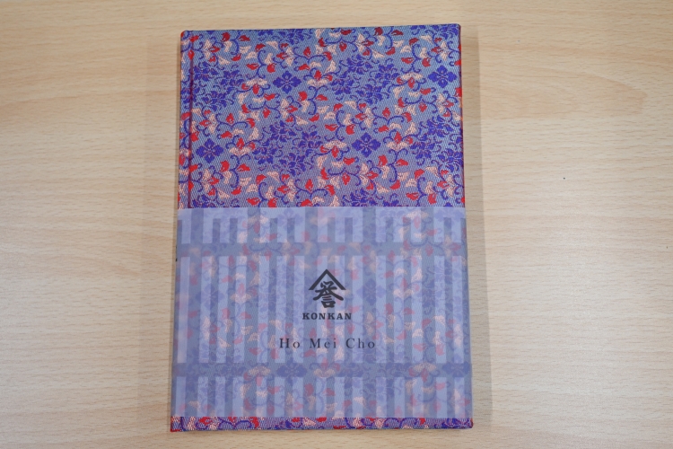 Un carnet haut de gamme, le « Hōmeichō », orné de brocart de Kyoto.