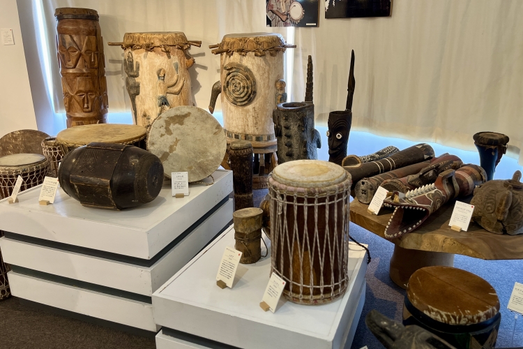 L'exposition présente des tambours et des instruments de percussion du monde entier, de formes et de matériaux variés.