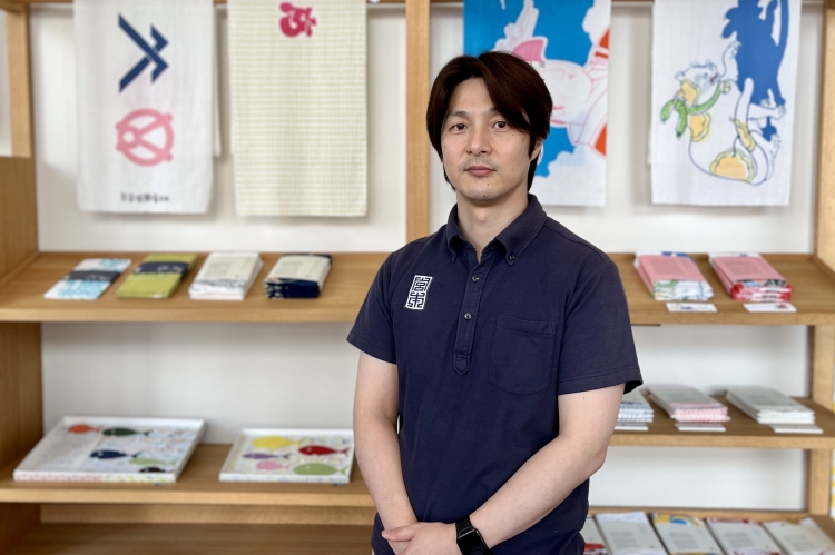 M. Toyoda, le gérant du magasin « Nishi-Asakusa », a aimablement collaboré à l'interview.