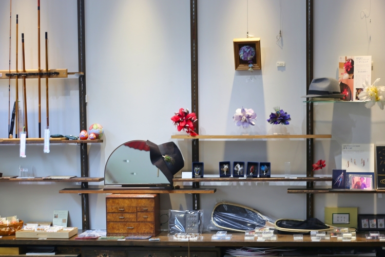 Le magasin regorge d'accessoires en plumes tels que des colliers, des broches et des boucles d'oreilles.
