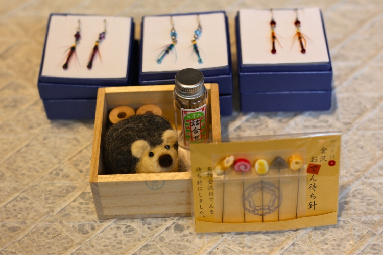 Des coussins à épingles et des épingles ludiques, ainsi que des accessoires qui utilisent les techniques du « Kaga Kebari » (pêche à la mouche Kaga).