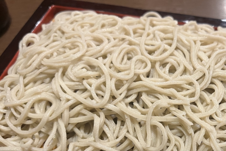 Chaque nouille soba est fine et brillante, fabriquée à partir de farine de sarrasin 100% naturelle.