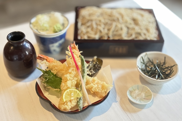 Tempura de crevettes, feuilles de périlla, algues et légumes verts