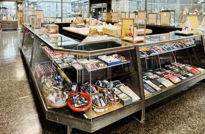 Le magasin est spacieux, mesurant 85 tsubo (environ 284 mètres carrés).