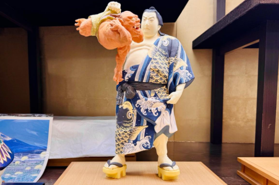 Les poupées Hakata représentant des guerriers possèdent une présence puissante et impressionnante.