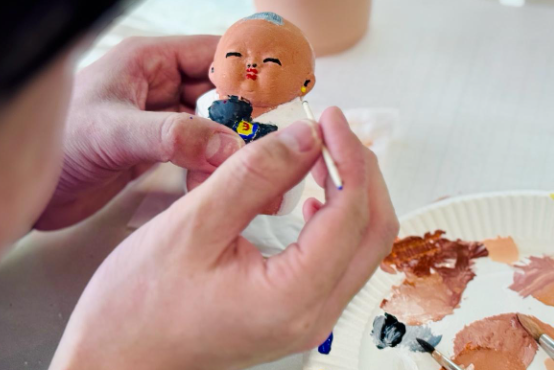 Je progresse dans la coloration, en utilisant diverses techniques pour surmonter cette tâche inhabituelle.