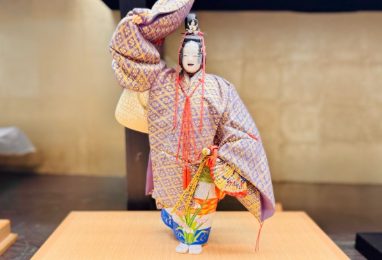 Poupées Hakata incarnant la solennité dans les pièces de Nô et de Kabuki ; poupées Hakata exprimant l'innocence dans les pièces de Nô.