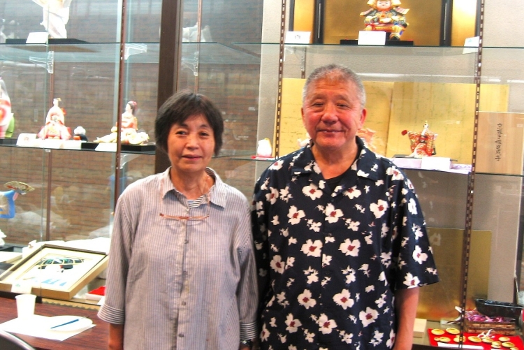 (À gauche) Hiroko Tsuchiya, qui y travaille depuis l'époque de la génération précédente. (À droite) Le député Yoshihiro Hiyama.