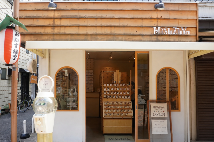 « MiSuZuYa » est un atelier de fabrication de boutons situé dans un quartier commerçant du centre-ville.