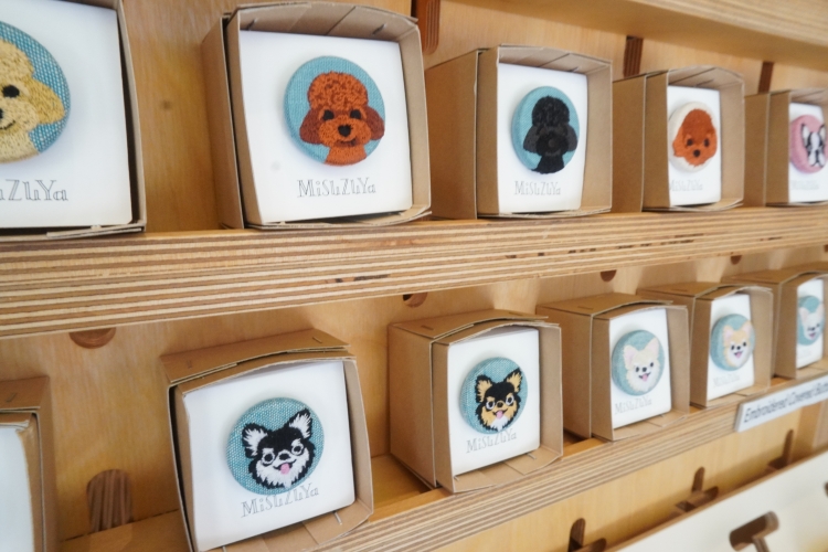 Ces adorables boutons en noyer en forme de chien sont également un article toujours très populaire.