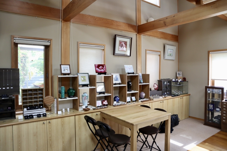 La boutique propose des accessoires faciles à porter au quotidien, ainsi que des objets artisanaux de grande qualité artistique.