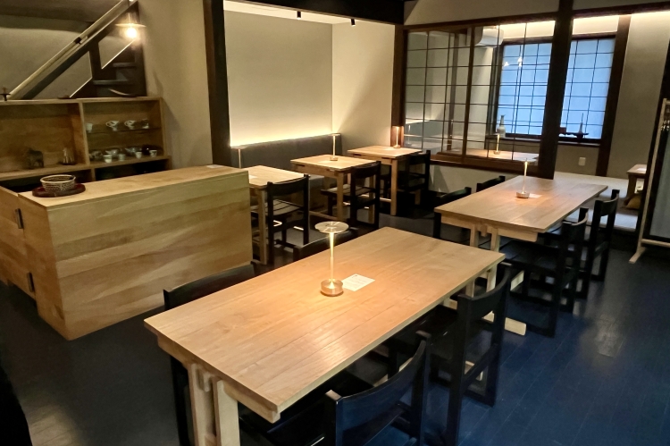 L'intérieur du restaurant végétarien « Toki to Sora » est baigné d'une douce lumière, et le temps s'écoule paisiblement.