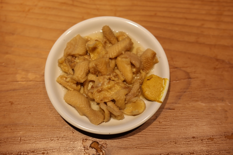 Le « torikawa », un plat populaire, est préparé en faisant mijoter de la peau de poulet, utilisée pour extraire de la graisse de poulet maison, dans un bouillon léger à la sauce soja.