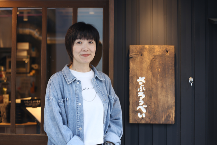 Mme Miyamoto, responsable des relations publiques et du marketing chez SU-BEE Co., Ltd., qui a repris l'activité « Saburobei ».