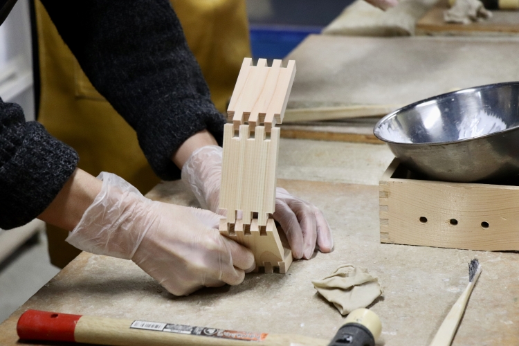 Lors de cet atelier, les participants assemblent un gobelet doseur de 180 ml. Ils peuvent également s'initier aux techniques de « rasage et de chanfreinage » réalisées à la machine.