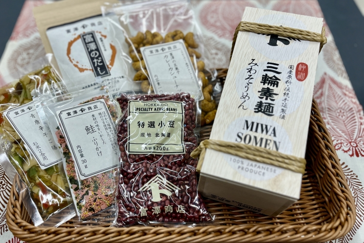 Notre vaste gamme de produits comprend des en-cas parfaits pour accompagner les boissons, des aliments séchés, du dashi (bouillon) et des cadeaux tels que des nouilles somen en boîtes en bois.