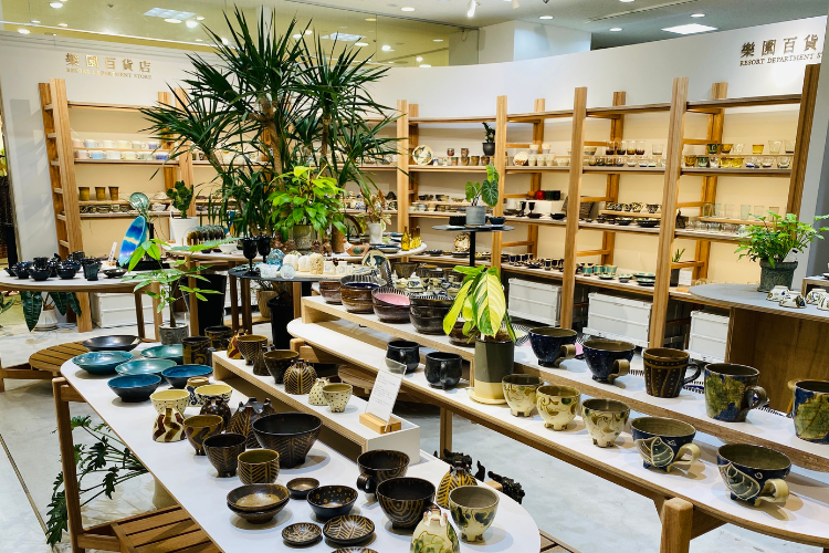 « Yachimun Garden » présente des pièces de Yachimun (poterie et céramique) réalisées par des artistes actifs à Okinawa.