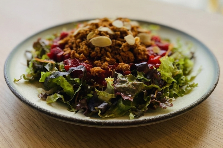 « Riz aux tacos végétariens », un plat populaire du menu du « Rakuen CAFÉ »