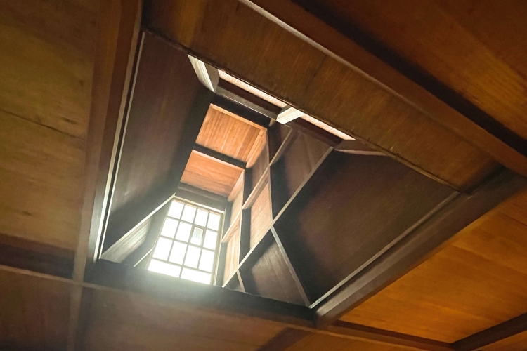 Dans le plafond de la chambre d'amis se trouvait une « cachette de guerrier » déguisée en puits de lumière, qui servait à protéger l'hôte et son invité.