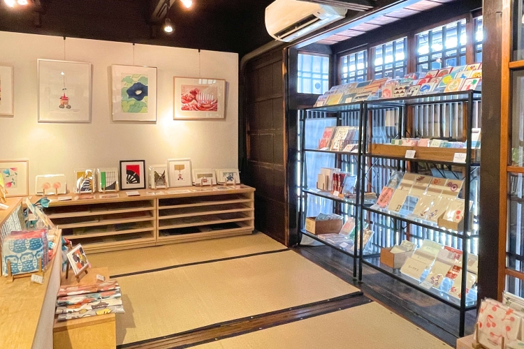 Le magasin possède un sol recouvert de tatamis. Vous pouvez enlever vos chaussures et prendre votre temps pour trouver l'article qui vous plaît.