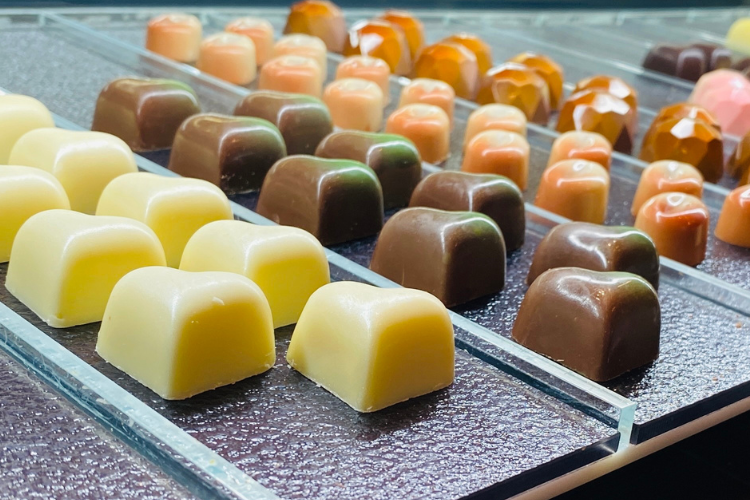 Des chocolats truffés alignés dans la vitrine
