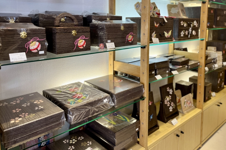 Des articles en bois de paulownia, comme des boîtes à couture et des coffrets d'écriture, sont exposés dans les magasins. Parmi les motifs les plus populaires, on trouve les cloches, les papillons et les fleurs de cerisier.