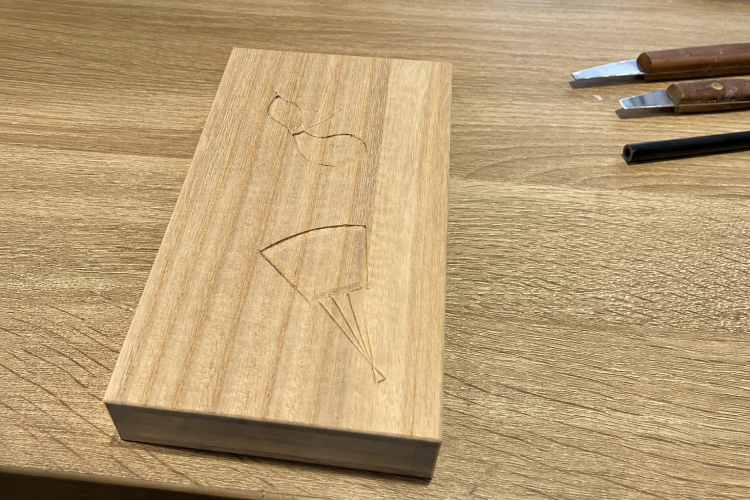 Une boîte en bois de paulownia (pour ranger les billets de banque) à présenter. Le couvercle est orné de motifs pré-gravés.