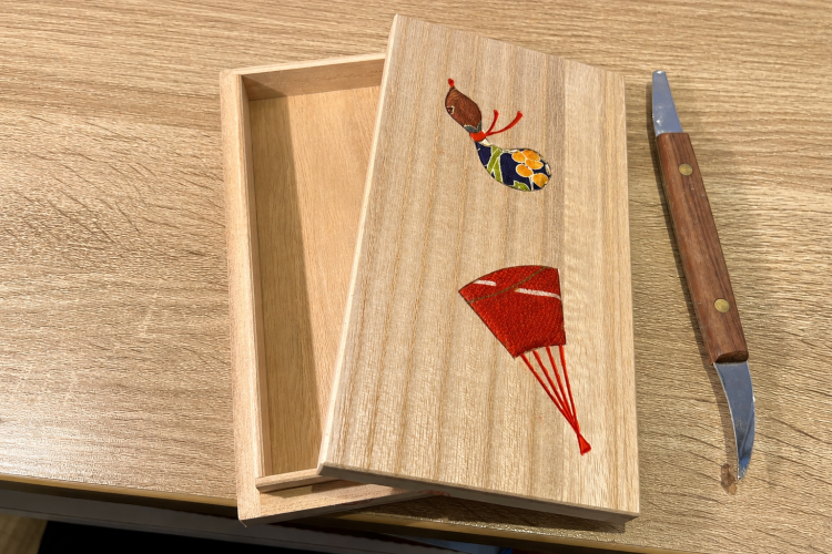 Le tissu est collé puis pressé dans la rainure à l'aide d'une spatule spéciale pour achever le processus.