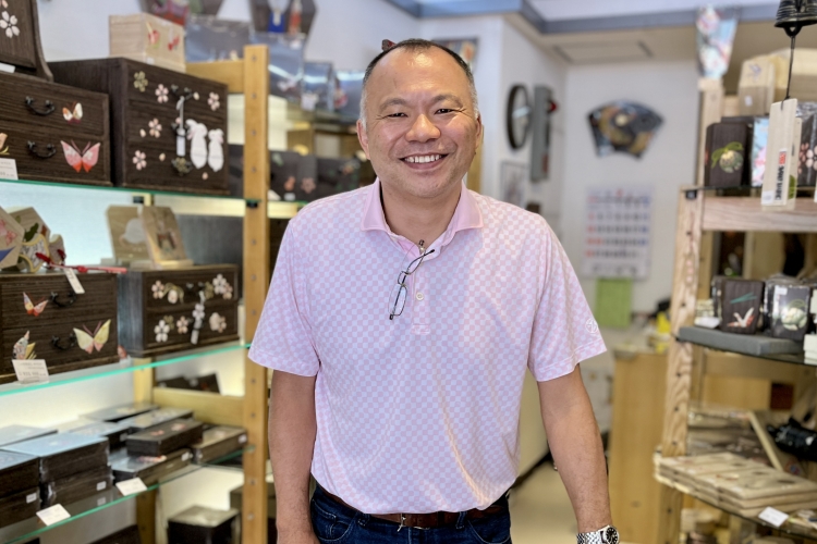 Kenji Miyata, président de quatrième génération de « Hakocho », est une personne affable qui accueille chaleureusement les clients qui visitent son magasin.
