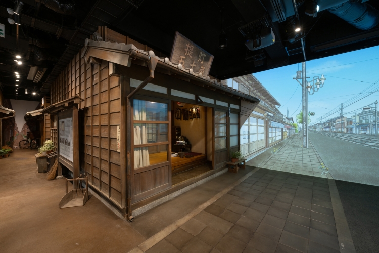 Une réplique grandeur nature de la « Boutique de lanternes d'Igarashi » (Image reproduite avec l'aimable autorisation du musée Shitamachi)