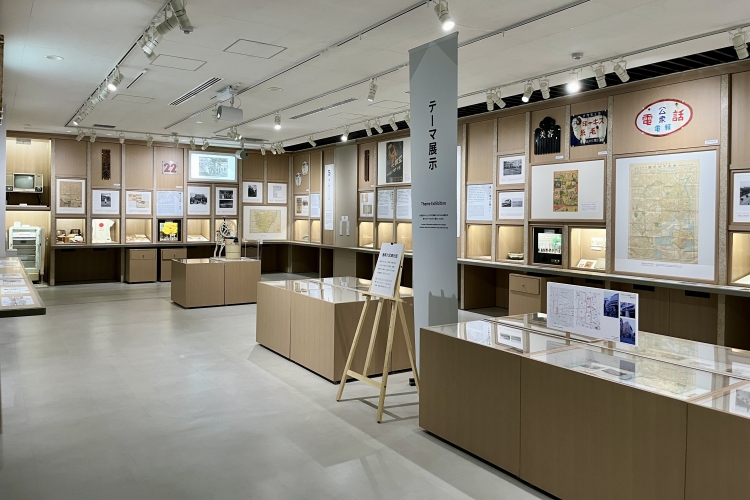 L'exposition permanente du deuxième étage est consacrée à la période allant de l'ère Meiji aux années 1950, et illustre les changements survenus dans la vie des gens ordinaires.