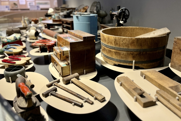 Une grande variété d'outils sont exposés, allant des outils d'artisan aux objets ménagers courants.