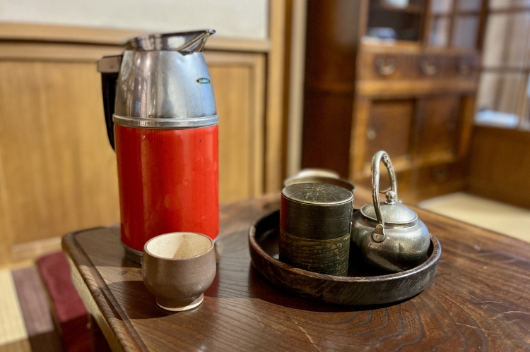 Des objets du quotidien sont exposés dans la salle du premier étage. En les touchant, l'exposition transmet l'importance de chérir ses possessions.