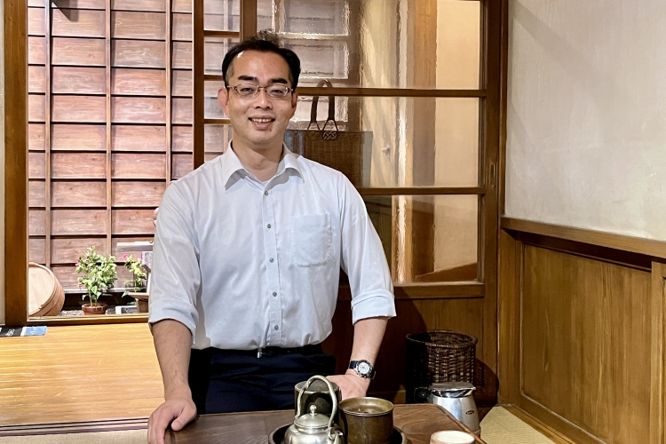 Le chercheur Kondo a expliqué le concept du musée et le charme du vieux centre-ville.