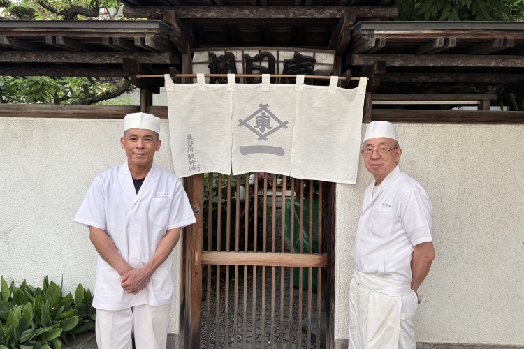 La quatrième génération, Hisao Sato (à gauche sur la photo), et la troisième génération, Genji Sato (à droite sur la photo).