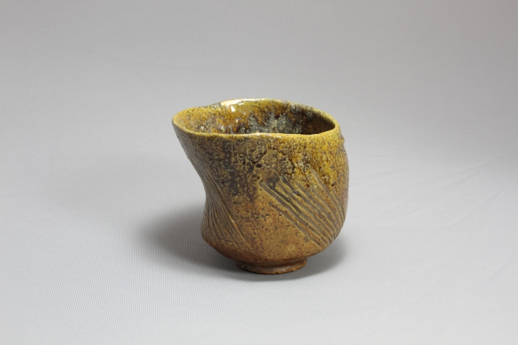 Bol à thé sacré à glaçure ambrée d'Ohi, par le premier Ohi Chozaemon (période Edo) © Musée d'Ohi
