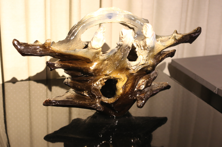 « God's Cliff 2021 », une œuvre sculpturale de la 11e génération d'Ohi Chozaemon, également connu sous le nom d'Ohi Toshio.