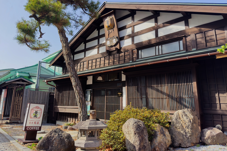 Vivez un moment privilégié à Sabo Kikusen, une maison japonaise historique dans laquelle de nombreuses personnes ont participé et ont continué à protéger.