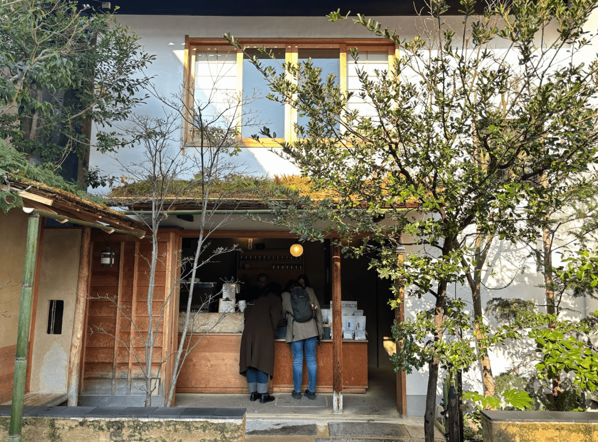 Ressentez la culture de Kyoto avec une tasse soigneusement sélectionnée au « WEEKENDERS COFFEE »