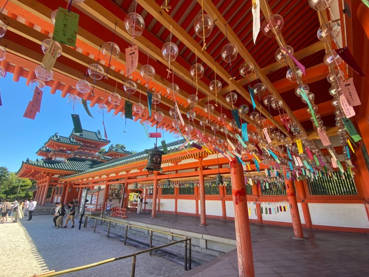 Festival des carillons éoliens de Tanabata au sanctuaire Heian. Un été rafraîchissant aux tons froids